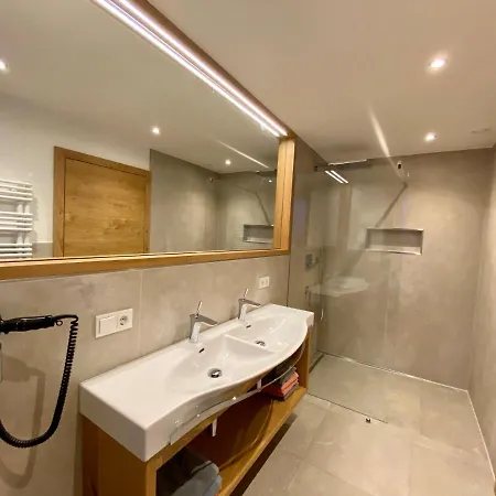 Appartementhaus Anna * レオガング